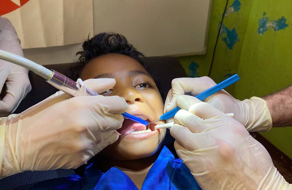 Zahnärzt*innen bei MANDA vor Ort