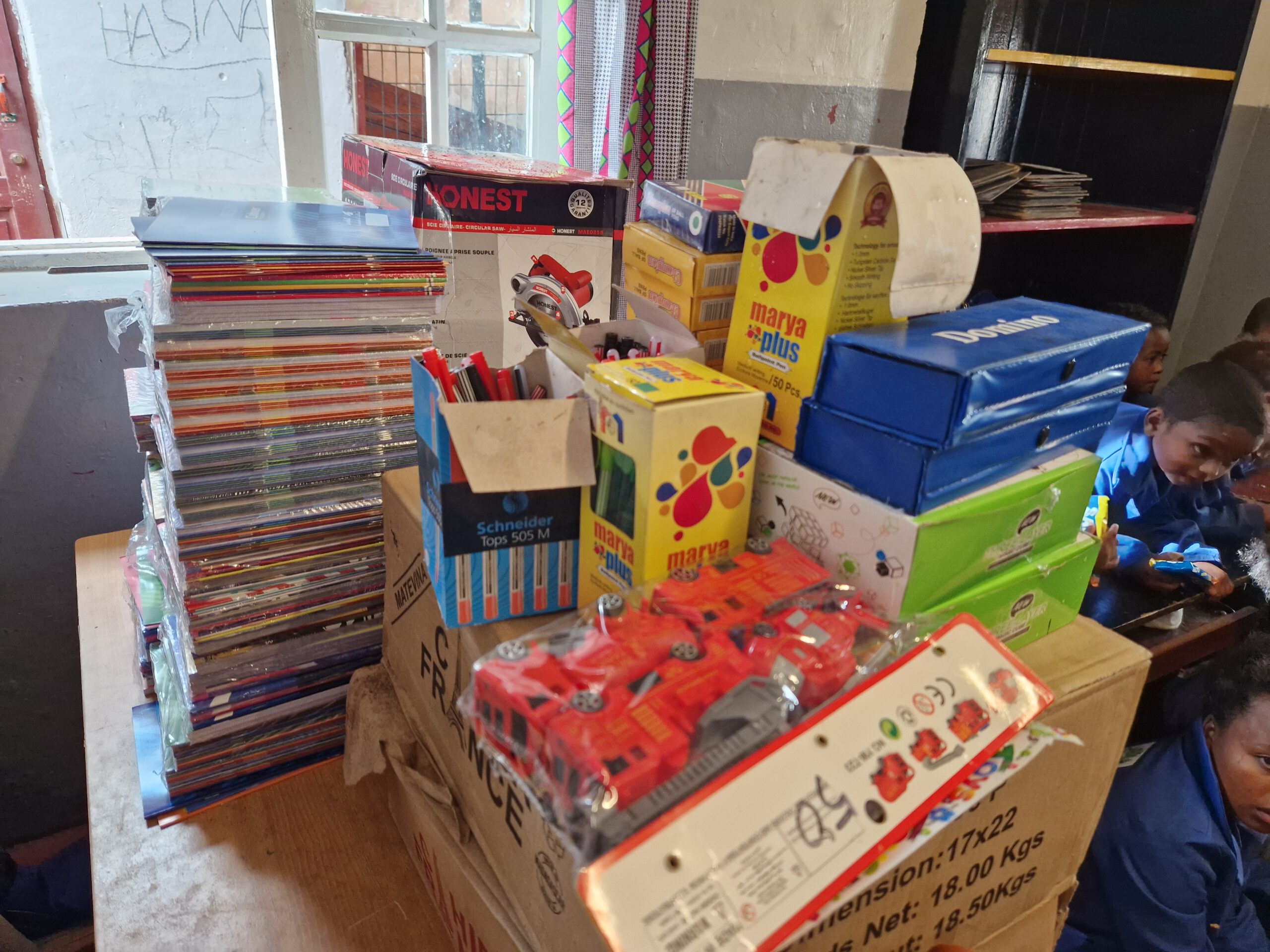 Großartige Sachspende an MANDA vor Ort