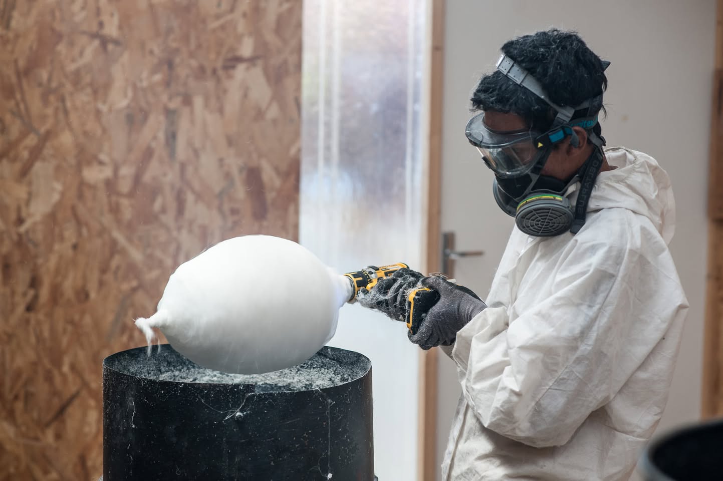 Vom Projektkind zum Designer: Wie aus Plastikmüll einzigartige Kunst wird