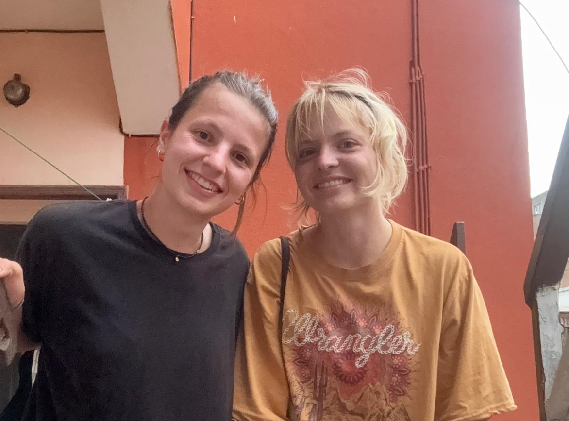 Freiwillige und Praktikantin vor Ort